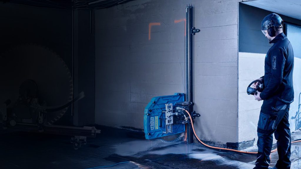 Ingenjör använder Tyrolit WSE912 väggsåg